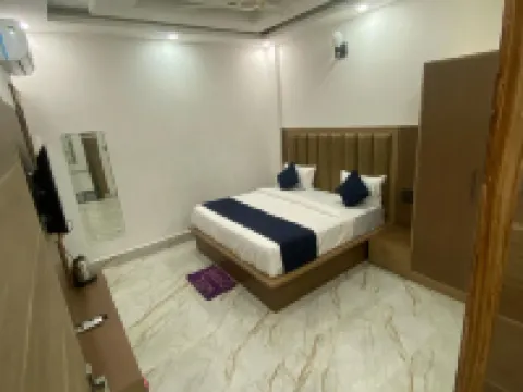 HOTEL AARAV GRAND โรงแรมในมธุระ