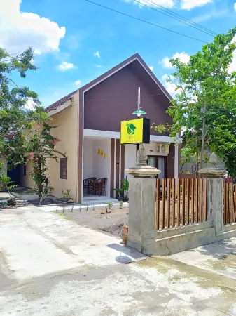 LieFly Prambanan Villa Отели рядом с достопримечательностью «Sari Temple»