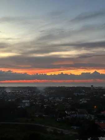 K Avenue Sunset Seaview, KK Airport View - Free Parking Отели рядом с достопримечательностью «M-Cubed Bar»