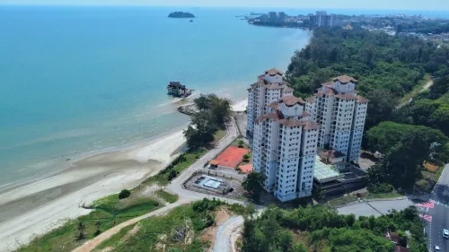 2-5pax Sunshine Beachfront, Wifi, 50"TV, FREE PARKING & POOL