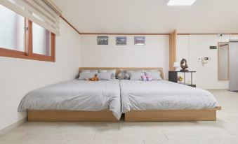 Hongdae Lovely  House. Big Room. Hongdae University Station. Exit 7. Walk 2 min