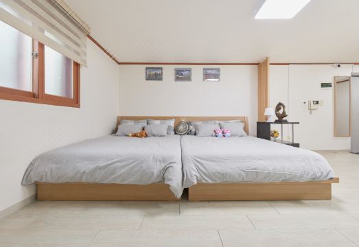 홍대 러블리 하우스 외관 또는 주변 거리