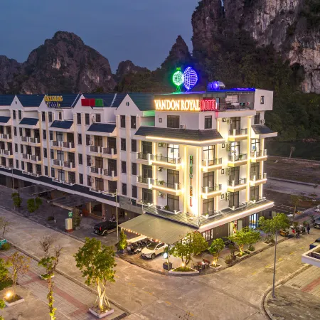 Van Don Royal Hotel Отели рядом с достопримечательностью «Bai Tu Long Bay»