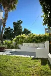 Cozy 2BR Apartment with Garden Walk to the Beach - Parkplatz