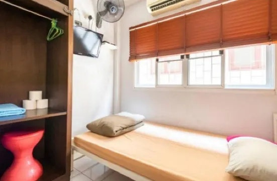 หนึ่งหนึ่งสามเจ็ด โฮสเทล