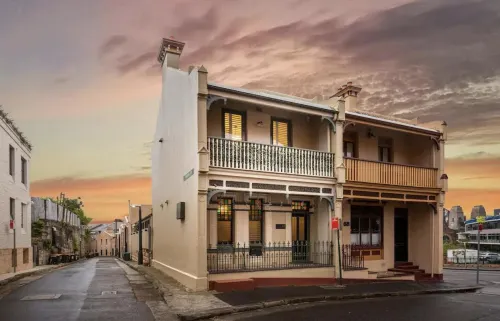 Millers Point Home Harbourside Hotels in Dawes Point