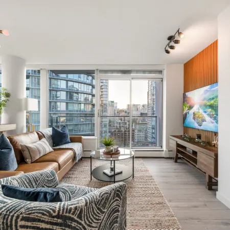Central Downtown Living|Water View |Free Parking