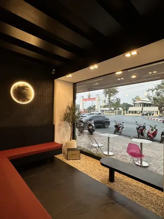 SRIINTRA HOTEL Отели рядом с достопримечательностью «Phra Prang Sam Yot»