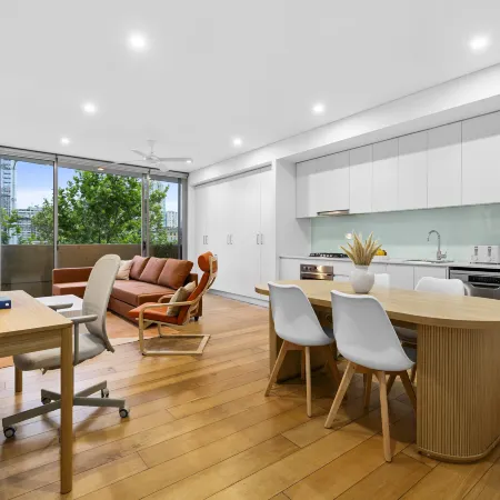 Central art-filled 2 beds with balcony & aircon