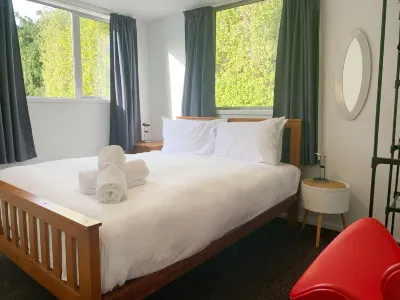 3-Bed Queenstown Apt with Balcony, Close to Town Hotels in 