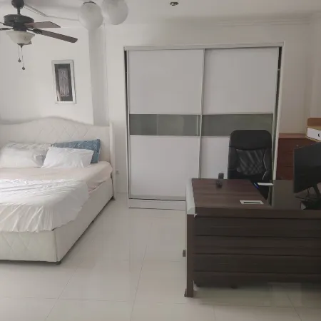 Modern 1-Bedroom Apartment, Gym & Pool Access