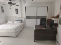 Modern 1-Bedroom Apartment, Gym & Pool Access - Bintang 2