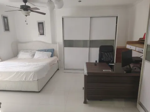 Modern 1-Bedroom Apartment, Gym & Pool Access