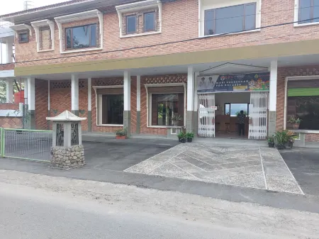Gondang Sivali Hotel Отели в г. Samosir Regency