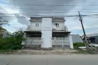 Hotel O Kost Aisyah Near Citra Grand Galesong City(Pattalassang) - parking
