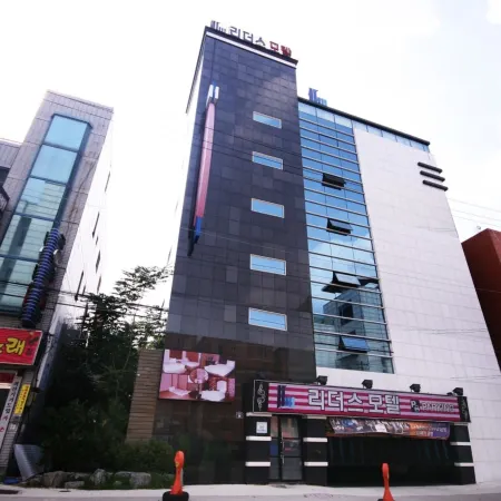 Leaders Motel Отели рядом с достопримечательностью «Железнодорожная станция Тондэгу»