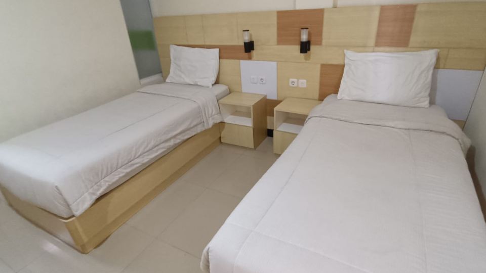 RedDoorz Plus Near Pasar Gede Solo