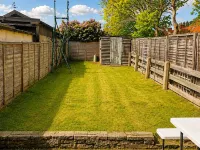 East London Home|Parking|Garden & Self Check-In Hotels in Dagenham