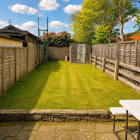 East London Home|Parking|Garden & Self Check-In