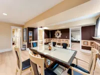 Private Entry Nature‑Filled Suite | 2BR 2BA Anmore - Haustierfreundliche
