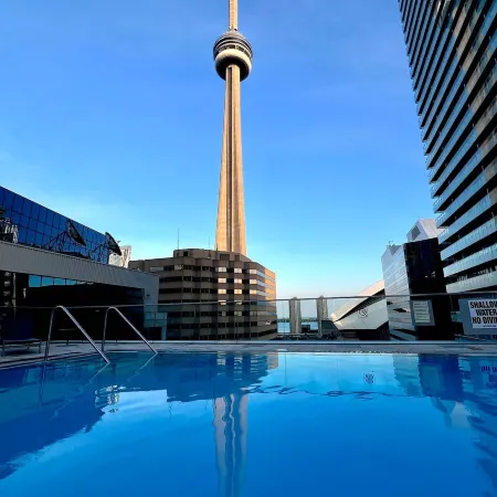 DT2BR2BA CN tower &lake view/ parking king bed
