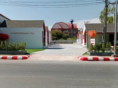 AT resort Hotels in Khu Mueang