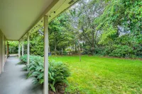 One Level 4 rooms, EV Charger close to airport