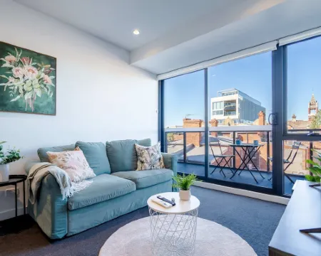 Modern 2BR Apartment with Smart TV and Views 霍索恩區酒店