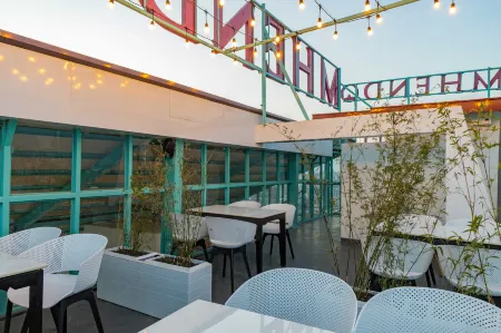 Mhendo Hotel & Studio Suites Отели рядом с достопримечательностью «Буданилкантха Темпл»