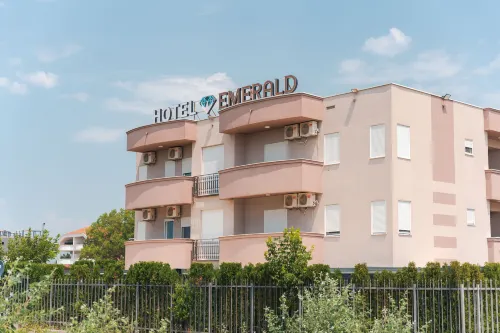 Emerald Hotel Hotels in Doni stoj