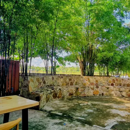 Sun & Roots Lodge Restaurant and Bar