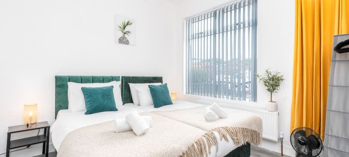 4 Bedroom House with 2 Bathrooms - Back Garden with Outdoor Seating Sleeps 7 Hotels in Sheffield