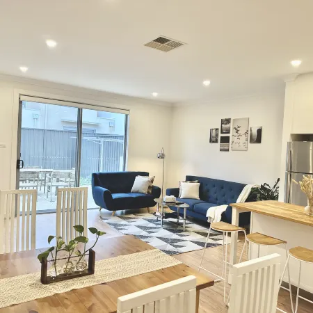 Peaceful 3BR Retreat - Free Parking -  Close to City