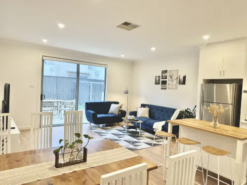 Peaceful 3BR Retreat - Free Parking -  Close to City - เปิดใหม่