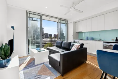 Central art-deco 1bed with balcony & aircon Hotels near Mark Hanham Gallery