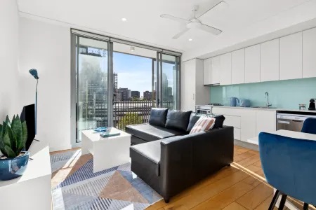 Central art-deco 1bed with balcony & aircon Отели рядом с достопримечательностью «Парк Хармони»