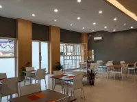 De La Charis Hote By Waringin Hospitality Hotel di Kabupaten Tuban