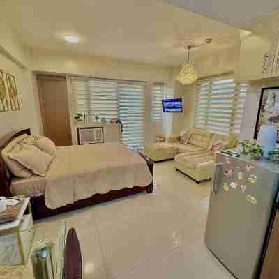 Chic Unit with Balcony - Free wifi & netflix across Naia Terminal 3 Airport Rooms