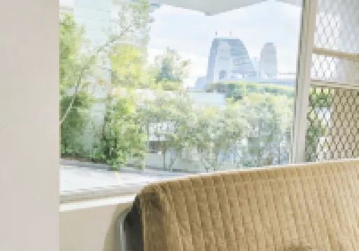 Sunny  harbour Bridge  in  Kirribil