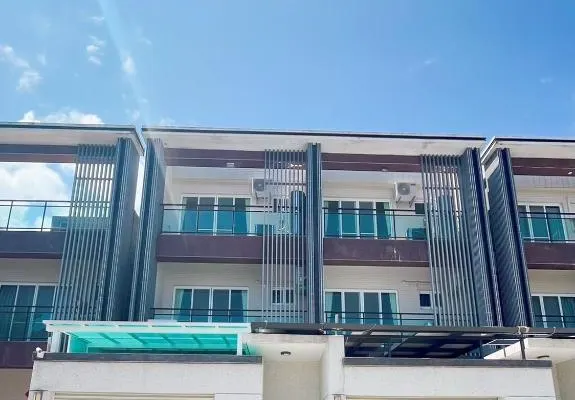 藍天山丘池上館民宿の外観の様子