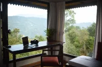 Redpanda Jungle Camp Hotels in Kaluk