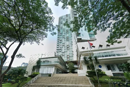 Gala by TwoSpaces Studio @TreePark Apartment Отели рядом с достопримечательностью «Wisma Sehati BSD»