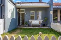 Peaceful 2 bedroom with private backyard and BBQ Hotels in Bondi Junction