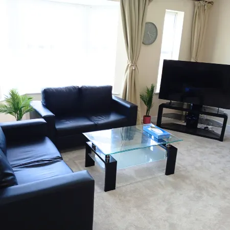 Cozy 2 Bedroom Flat, Woking | 30 min train London