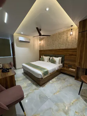 Wormwood Synergy Varanasi - جاكوزي