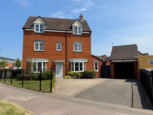 Comfy 5BR Home | Garden | Fast WiFi | Parking - 2-Star