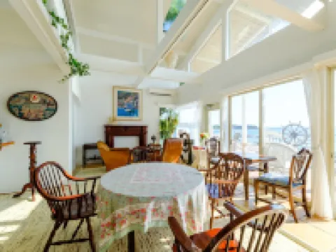 海と光のある暮らし｜ビーチまで徒歩5秒の一棟貸切｜写真が映えるオーシャンビュー｜10名 | 三浦バンビーノ 三浦のホテル