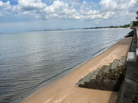 Sandbox Beachfront Villa 1 (3BR-Max14 guests) Отели рядом с достопримечательностью «Paradise Ocean View Condominium»