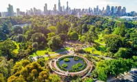 Luxe 2BR Retreat POOL, GYM & PARKING South Yarra