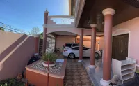 Tropical House Hoteles en Las Pinas City